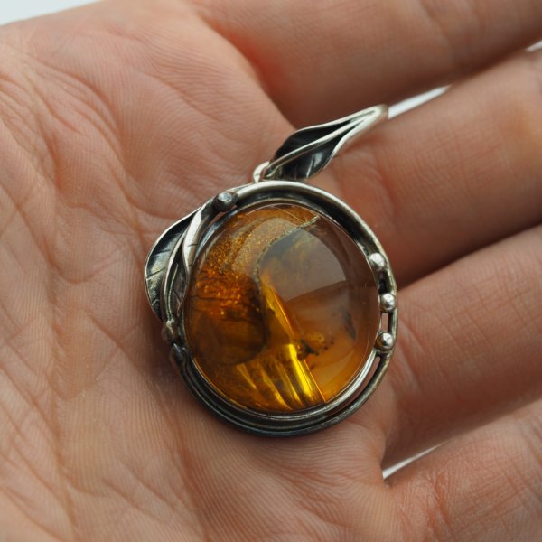 Zawieszka z bursztynem bałtyckim – ręcznie wykonana, srebro oksydowane 925, okrągły kształt