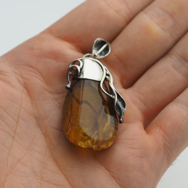 Zawieszka z bursztynem bałtyckim – srebro oksydowane 925, kształt kropla