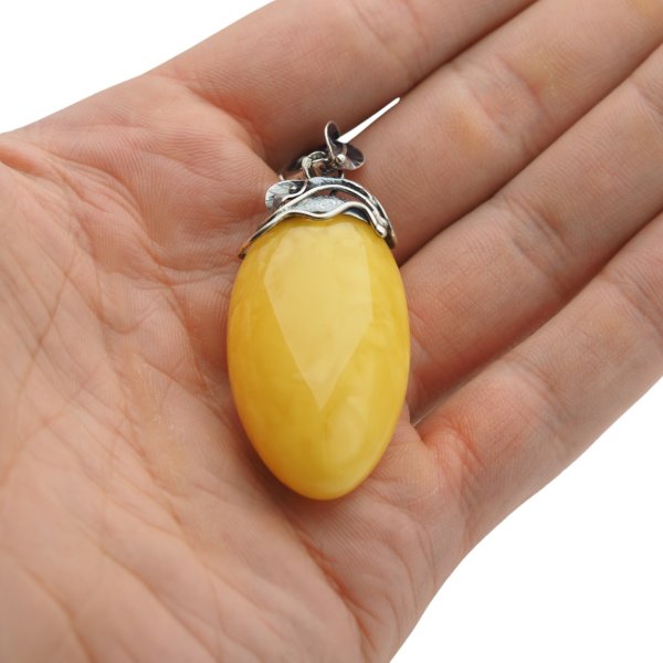 Zawieszka z mlecznym bursztynem – ręcznie wykonana, srebro oksydowane 925, motyw liści