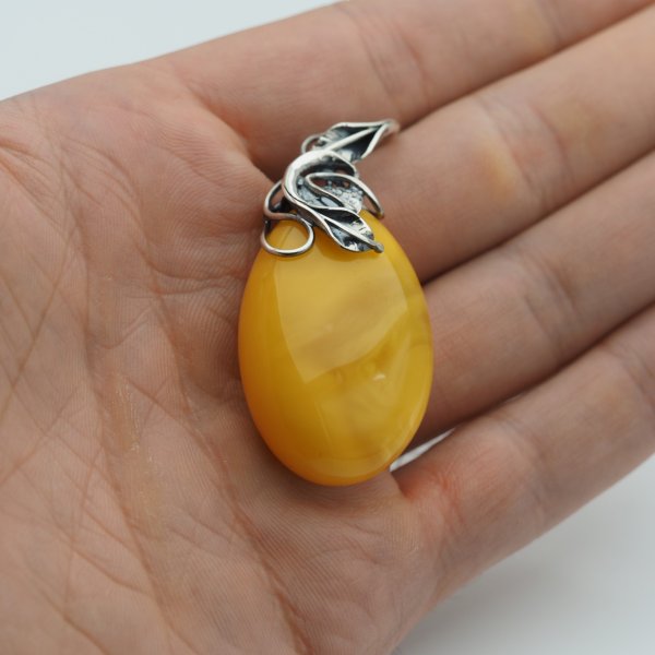 Zawieszka z mlecznym bursztynem – ręcznie wykonana, srebro oksydowane 925, motyw liści