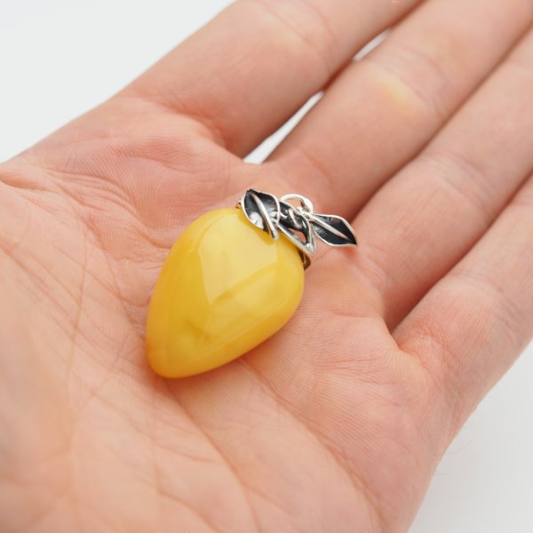 Zawieszka z mlecznym bursztynem – ręcznie wykonana, srebro oksydowane 925, motyw liści