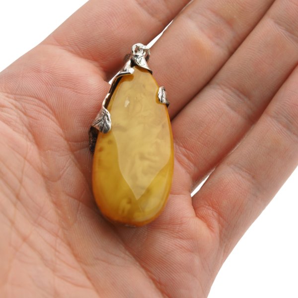 Zawieszka z bursztynem bałtyckim – ręcznie wykonana, srebro oksydowane 925, kształt łzy
