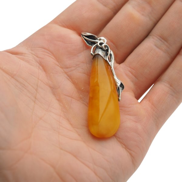 Zawieszka z bursztynem bałtyckim – ręcznie wykonana, srebro oksydowane 925, smukła kropla