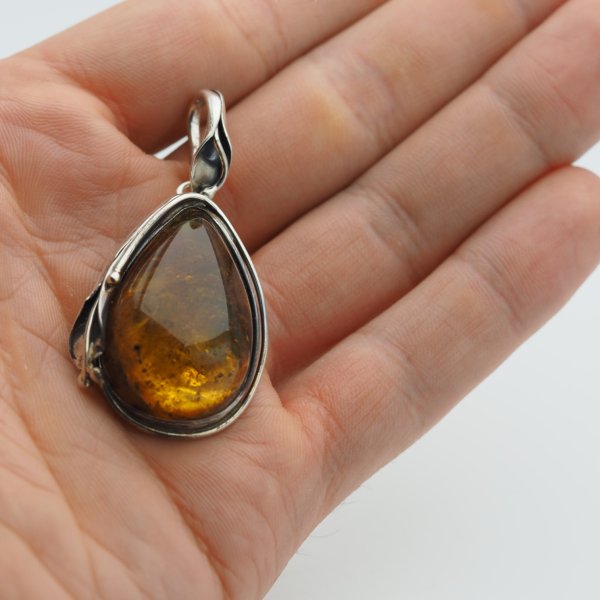 Zawieszka z bursztynem bałtyckim – ręcznie wykonana, srebro oksydowane 925, inkluzje organiczne