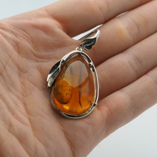 Zawieszka z bursztynem bałtyckim z inkluzjami – ręcznie wykonana, srebro oksydowane 925, kształt łzy