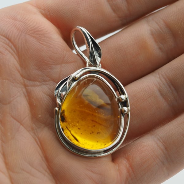 Zawieszka z bursztynem bałtyckim – ręcznie wykonana, srebro oksydowane 925, naturalne inkluzje