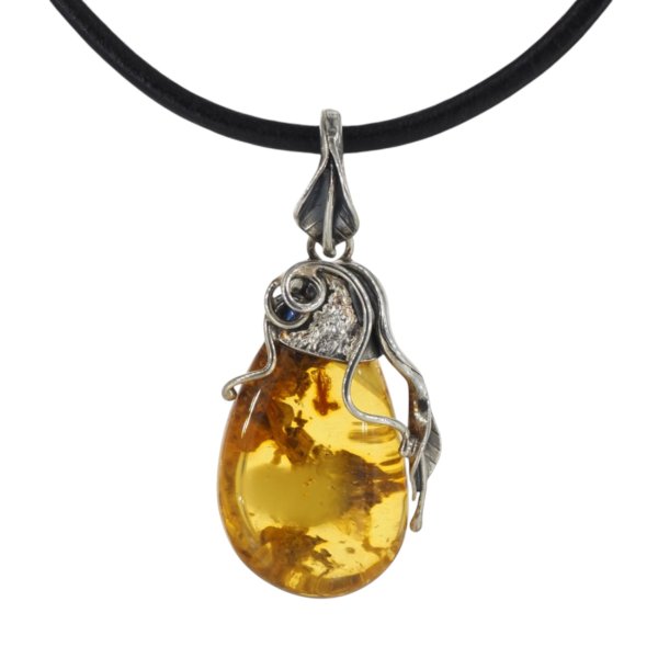 Zawieszka z bursztynem bałtyckim – srebro oksydowane 925, ręczne młotkowanie