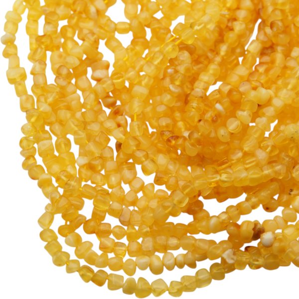 Bursztyn kostka 4-5 mm (sznur 35,5 cm)