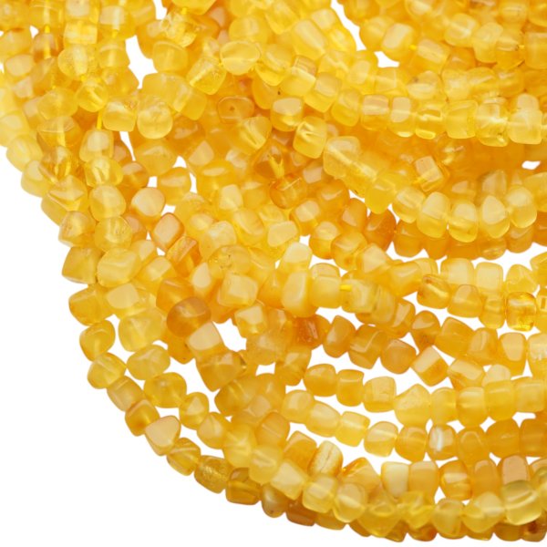 Bursztyn kostka 5,5 mm (sznur 36 cm)