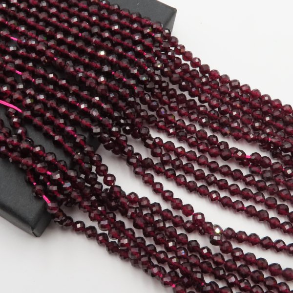 Granat fasetowany - kulki 4 mm (sznur)
