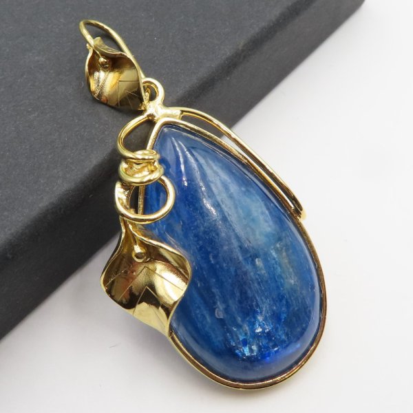 Kyanit w srebrze złoconym - wisiorek liście łza