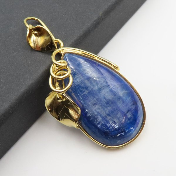 Kyanit w srebrze złoconym - wisiorek liście łza