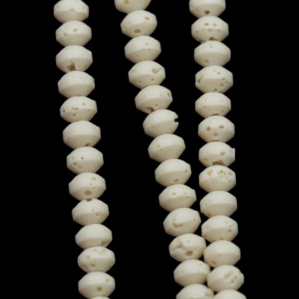 Lawa wulkaniczna dysk 4x3 mm biały (sznur)