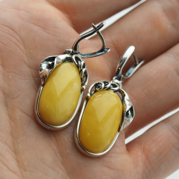 Bursztyn mleczny w srebrze oksydowanym - kolczyki owalne z liśćmi