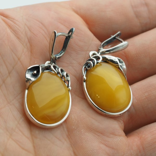 Bursztyn mleczny w srebrze oksydowanym - kolczyki owalne z liśćmi