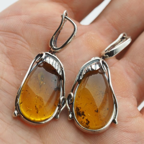 Bursztyn transparentny ze szczątkami organicznymi w srebrze oksydowanym - kolczyki łzy z liśćmi