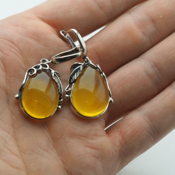 Bursztyn transparentny ze szczątkami organicznymi w srebrze oksydowanym - kolczyki łzy z liśćmi