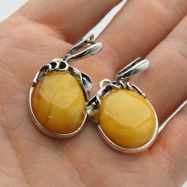 Bursztyn mleczny w srebrze oksydowanym - kolczyki owalne z liśćmi