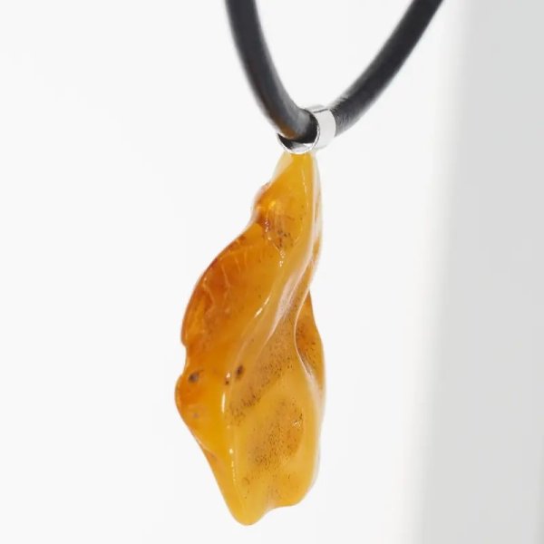 Surowy Naturalny Bursztyn mleczny i srebro - naszyjnik na rzemieniu 50 cm