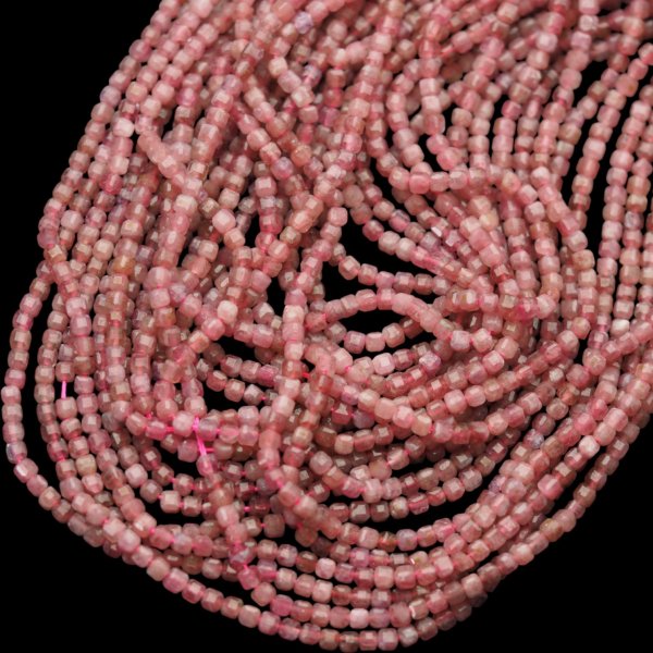 Rubelit fasetowany - kostki 3 mm (sznur)