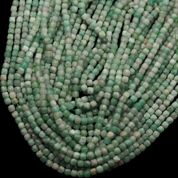 Szmaragd - fasetowane kostki 3,8 mm (sznur)