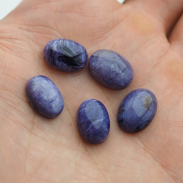 Czaroit 14x10 mm owal (sztuka)