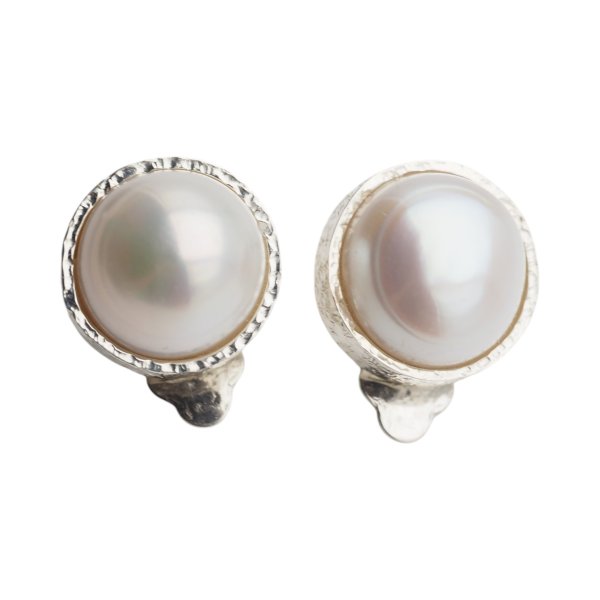 Perły białe hodowlane i srebro młotkowane - klipsy okrągłe (para)
