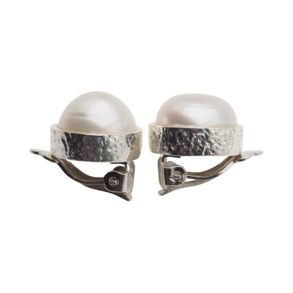 Perły białe hodowlane i srebro młotkowane - klipsy okrągłe (para)