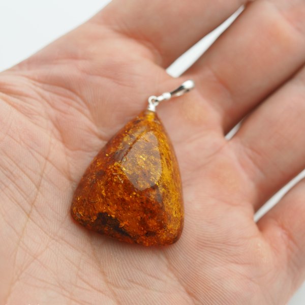 Naszyjnik z bursztynem koniakowym trójkąt – srebro 925, ręcznie wykonany