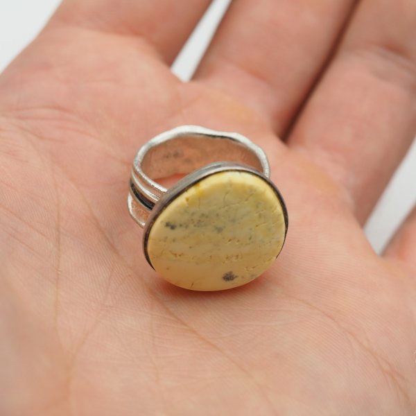 Pierścionek z białym bursztynem – srebro 925 oksydowane - rozmiar 15