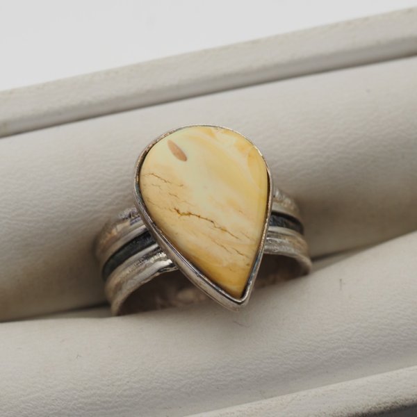 Pierścionek z białym bursztynem łza – srebro 925 oksydowane - rozmiar 15
