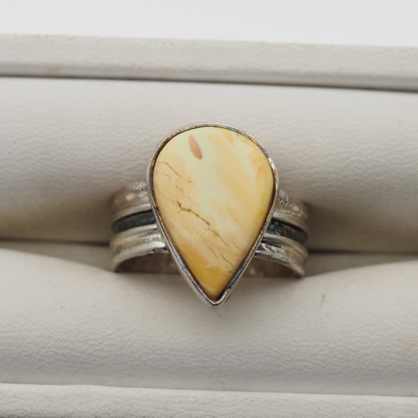 Pierścionek z białym bursztynem łza – srebro 925 oksydowane - rozmiar 15