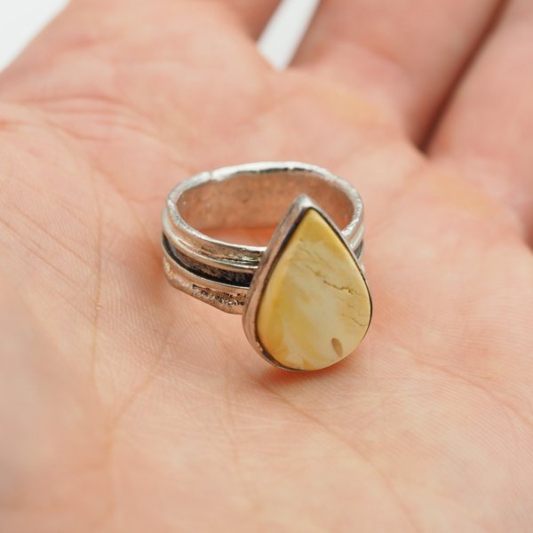 Pierścionek z białym bursztynem łza – srebro 925 oksydowane - rozmiar 15