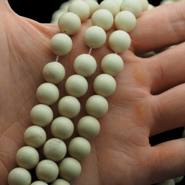 Kamień rzeczny kulka polerowana 10 mm (sznur)