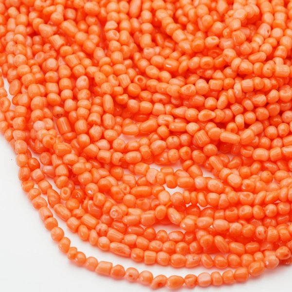 Koral pomarańczowy kostki nieregularne 4 mm (sznur)