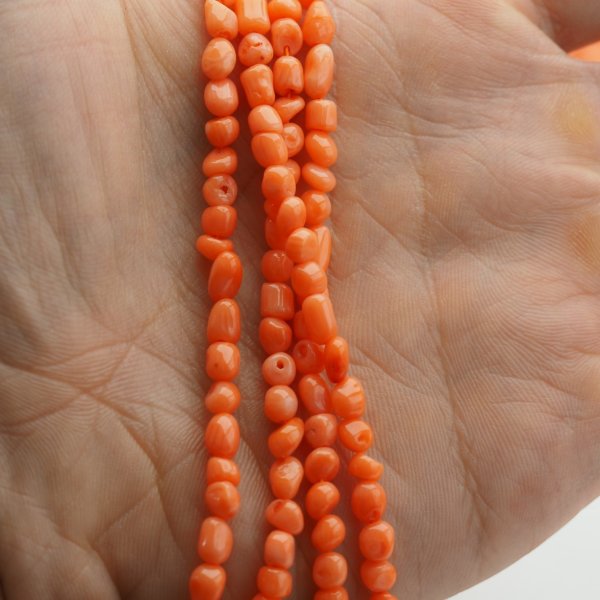 Koral pomarańczowy kostki nieregularne 4 mm (sznur)