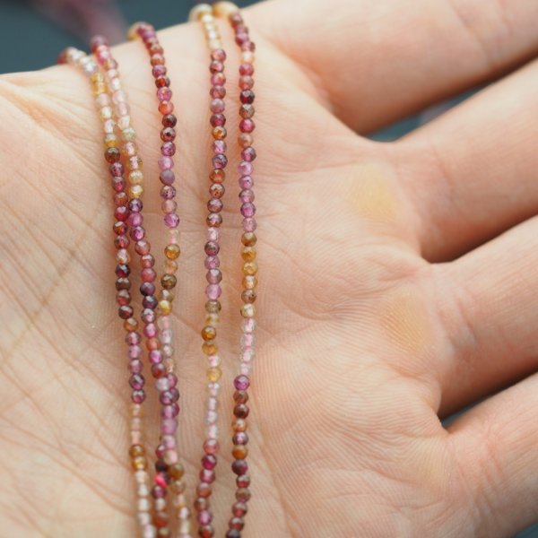 Spinel czerwony fasetowany kulki 2 mm (sznur)