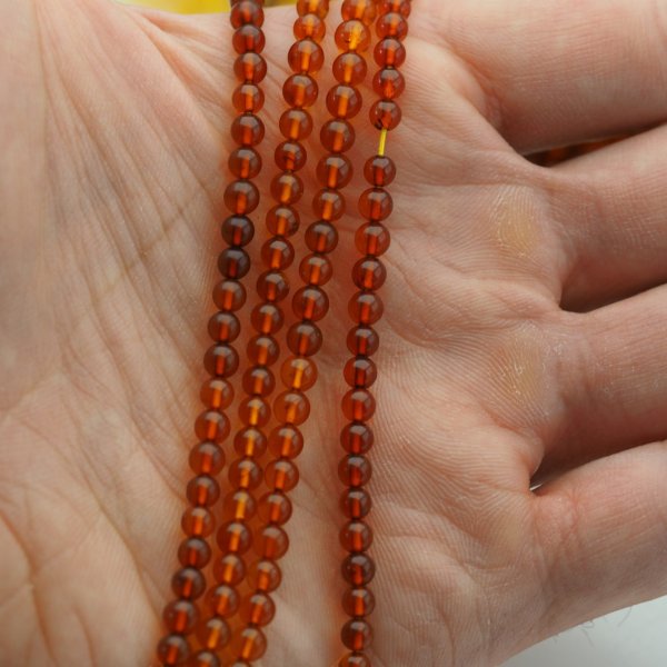 Bursztyn koniakowy kulka 4,2-4,4 mm (sznur)