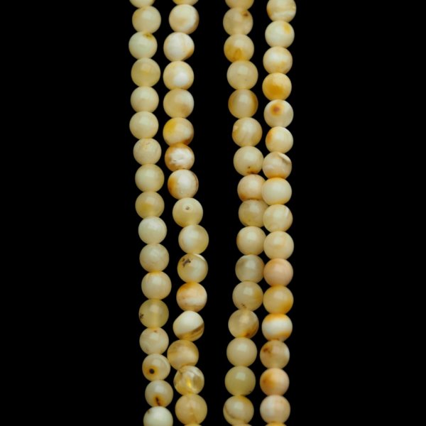 Bursztyn mleczny polerowany kulka 3,6-3,9 mm (sznur 42 cm)