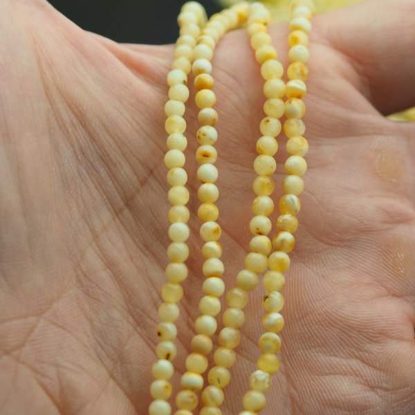 Bursztyn mleczny polerowany kulka 3,6-3,9 mm (sznur 42 cm)