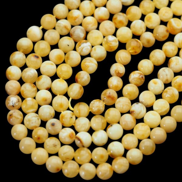 Bursztyn mleczny polerowany kulka 7,6-7,9 mm (sznur 40,5 cm)