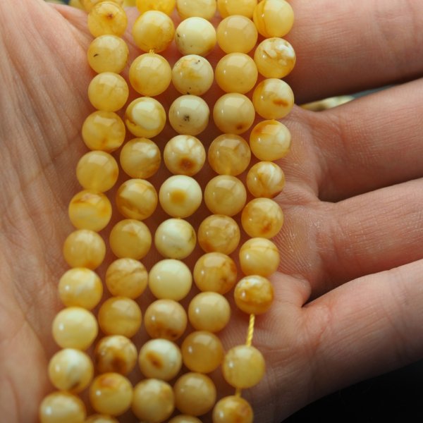 Bursztyn mleczny polerowany kulka 7,6-7,9 mm (sznur 40,5 cm)