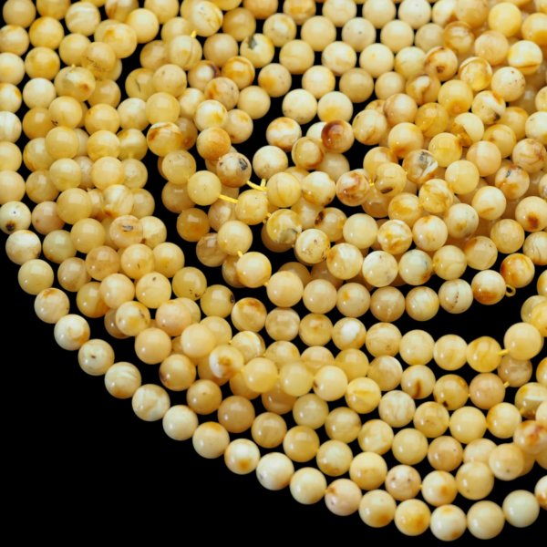 Bursztyn mleczny polerowany kulka 7,2-7,4 mm (sznur 38,5 cm)