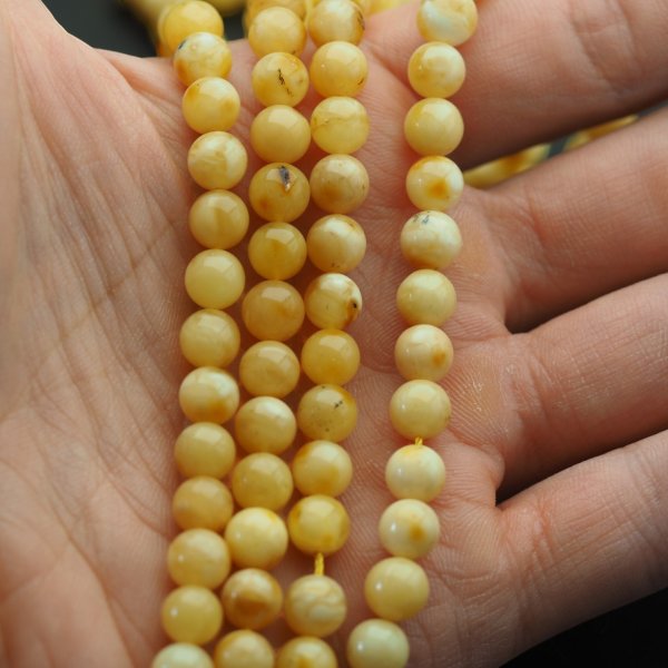 Bursztyn mleczny polerowany kulka 7,2-7,4 mm (sznur 38,5 cm)