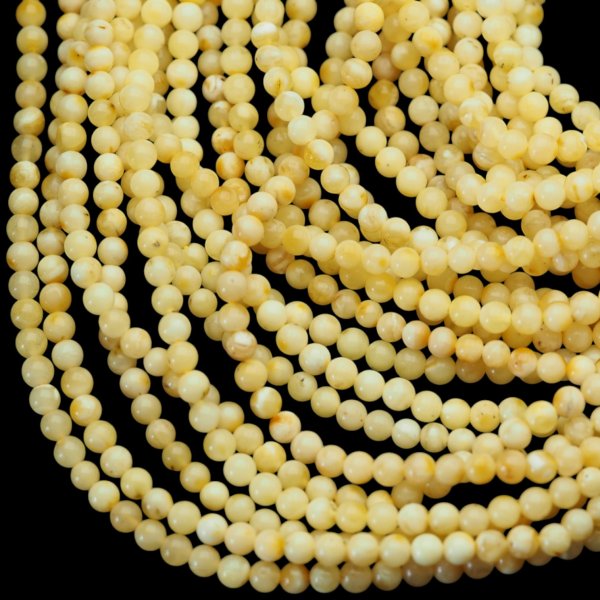 Bursztyn mleczny polerowany kulka 4,1-4,3 mm (sznur 43 cm)