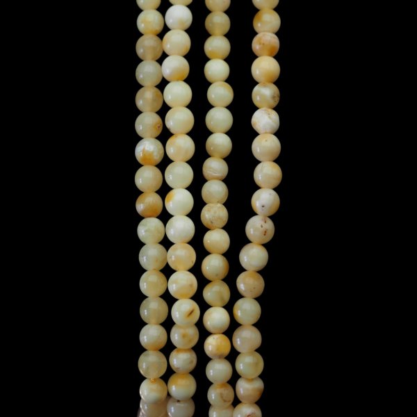 Bursztyn mleczny polerowany kulka 4,1-4,3 mm (sznur 43 cm)