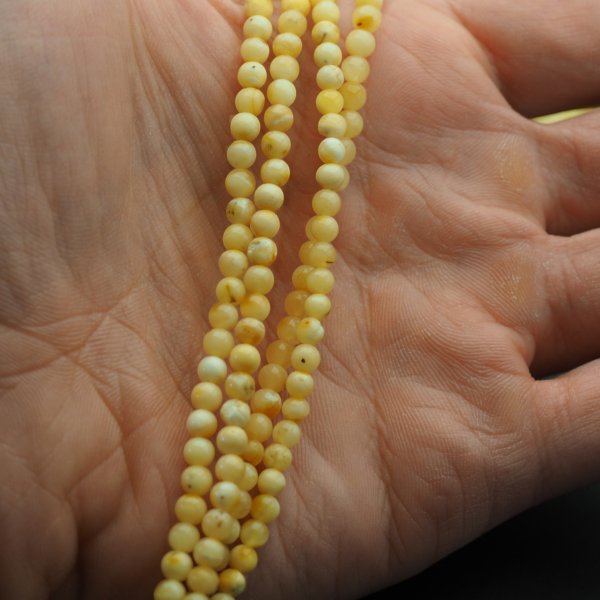 Bursztyn mleczny polerowany kulka 4,1-4,3 mm (sznur 43 cm)