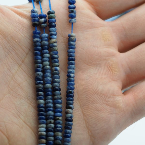 Sodalit oponki polerowane 4x2 mm (sznur)