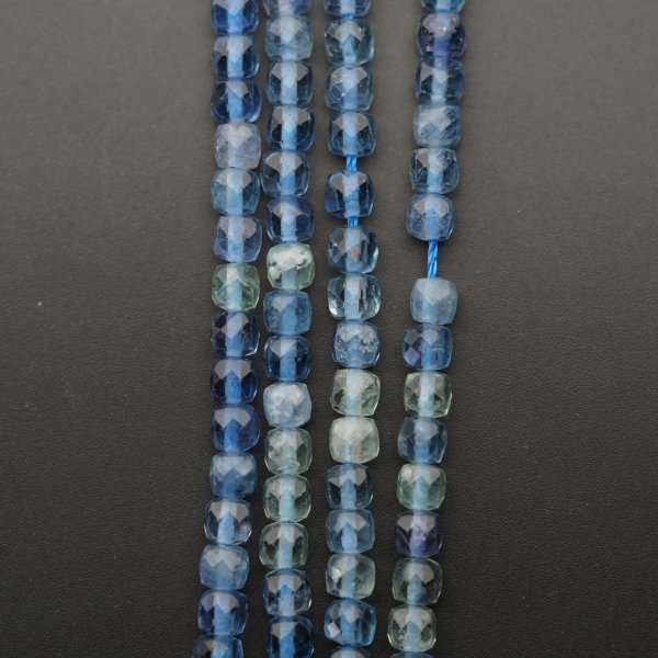Fluoryt niebieski Fasetowany kostki 4 mm (sznur)