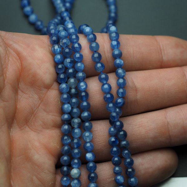 Kyanit polerowany kulka 4,7 mm (sznur) wysoka jakość